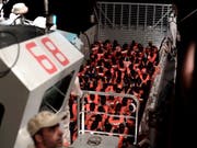 Die neue spanische Regierung hat am Montag in Madrid zugesagt, die 629 Flüchtlinge und Migranten aufzunehmen. Seit dem Wochenende streiten sich Italien und Malta darüber, wer die Asylsuchenden aufnehmen soll. (Bild: KEYSTONE/AP SOS Mediterranee/KENNY KARPOV)