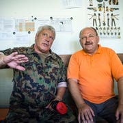 Der eidgenössische Schiessoffizier Werner Hürlimann (l.) und Fritz Zweifel, Präsident Schiesskommission 1 des Kantons Thurgau, beim Fachsimpeln. (Bild: Andrea Stalder)