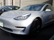 Tesla-Chef Elon Musk will bald neue Funktionen für das autonome Fahren aktivieren. (Bild: KEYSTONE/AP/DAVID ZALUBOWSKI)