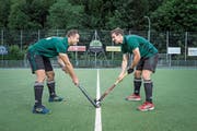 Haben das Landhockey-Gen vom Vater geerbt: Martin (links) und Manuel Greder aus Luzern. (Bild: Manuela Jans-Koch (Luzern, 7. Juni 2018))