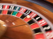 Zocken nicht mehr nur am Spieltisch: Schweizer Casinos dürfen künftig auch Online-Glücksspiele anbieten. (Bild: KEYSTONE/GAETAN BALLY)