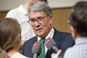 Im Fokus der Medien: Post-Verwaltungsratspräsident Urs Schwaller. (Bild: Peter Schneider/Keystone, 11. Juni 2018)