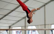 Festsieger Simon Stalder am Barren. (Bild: Corinne Glanzmann, (Hochdorf, 10. Juni 2018)).