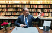 François Hollande reitet gerade auf einer Welle der Sympathie und signiert sein Erfolgsbuch "Lektionen der Macht" in einem Buchladen in Paris. (Ian Langsdon/EPA; 23. April 2018)