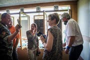 Auf dem Rundgang gab es für die prominenten Gäste viel Wissenswertes zu erfahren. (Bild: Andrea Stalder)