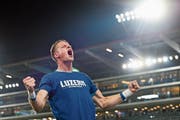 Jonas Omlin feiert das Erreichen des 3. Rangs mit dem FCL. (Bild: Gian Ehrenzeller/Keystone (St. Gallen, 9. Mai 2018)