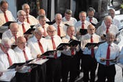 Die Mitglieder des Männerchors Sachseln-Giswil singen mit Inbrunst. (Bilder: Lea Kathriner (Sachseln, 10 Juni 2018))