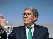 Post-Verwaltungsratspräsident Urs Schwaller gibt am Montag bekannt, dass die gesamte Geschäftsleitung der Post freigestellt wird. (Bild: KEYSTONE/PETER SCHNEIDER)