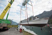 Das Motorschiff Flüelen wird in den Urnersee gehievt. (Bild: Urs Hanhart (Flüelen, 11. Juni 2018))