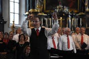 Der Chor wird geleitet von Michael Malzkorn.