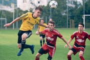 Der Sempacher Yanick Fölmli (rechts) setzt sich im Kopfballduell vor zwei Sinser Spielern durch. (Bild: Manuela Jans-Koch (Sins, 9. Jun))