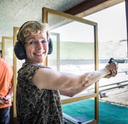 Nationalrätin Verena Herzog (SVP) testet ihre Treffsicherheit mit der Pistole. (Bild: Andrea Stalder)