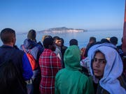 Flüchtlinge aus dem Mittelmeer auf dem Rettungsschiff "Aquarius". Dieses durfte am Sonntag nicht in Malta anlegen. (Bild: KEYSTONE/EPA/CHRISTOPHE PETIT TESSON)