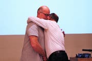 Emotionale Amtsübergabe: Vizepräsident Peter Wittwer und der scheidende Präsident Daniel Kamber. (Bild: PD)