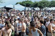 Sonne, gute Laune und guter Sound: Das «TeCHAMsee» kommt an. (Bild: Werner Schelbert (Cham, 9. Juni 2018))