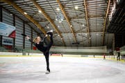 Die Engelbergerin Salome Limacher, Mitglied des Internationalen Schlittschuhclubs Engelberg, trainiert im Eiszentrum Luzern. (Bild: Philipp Schmidli, 7. Juni 2018)