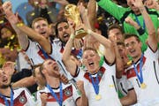 Der grosse Jubel nach 24 Jahren ohne Weltmeistertitel: Bastian Schweinsteiger stemmt im Sommer 2014 im Maracana-Stadion den Weltmeisterpokal. Die Basis für den Erfolg legten die Deutschen im Jahrzehnt davor. (Bild: Andreas Gebert/EPA)