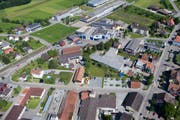 Auf und um das Hälg-Areal in Arnegg sollen 67 Wohnungen und Gewerbeflächen entstehen. (Bild: Benjamin Manser, 13. Juni 2017)