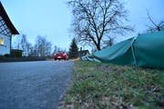Auf mehreren Dutzend Metern hatte das Bauamt an der Fischenhölzlistrasse solche Froschzäune errichtet. (Bild: Manuel Nagel)