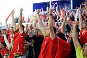 Zusammen ist es schöner als alleine – das gilt auch beim Fussball schauen. (Archivbild: Freshfocus)