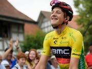 Blickt mit Zuversicht nach vorne und auf die Etappe vom Dienstag nach Gstaad: Tour-de-Suisse-Leader Stefan Küng (Bild: KEYSTONE/GIAN EHRENZELLER)