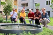 Sie freuen sich über den neuen Brunnen im Garten: Gesamtleiter Werner Geng und die Stiftungsratsmitglieder Sybille Stadler, Lee Büchi, Irene Haltmeier und Helena Kreis. (Bild: Barbara Hettich)