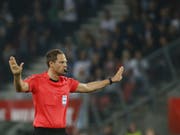 "Im Kleinen tolerant und im Grossen konsequent": Die Zuger Polizei will während der Fussball-WM ein strenger Schiedsrichter sein. (Bild: KEYSTONE/APA/APA/ERWIN SCHERIAU)