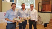 Die Referenten Stefan Büeler und Remo Bulgheroni mit Präsident Beat Marty (von links). (Bild: PD)