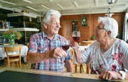 Hansjörg und Käthi Scherrer stossen an auf gemütliche Zeiten in ihrer «Rebe». (Bild: Mario Testa)