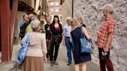 Besuch im Städli Werdenberg vor einigen Wochen: Filmemacherin Rebecca Panian (Mitte) will einen Versuch mit einem bedingungslosen Grundeinkommen starten - in der zürcherischen Gemeinde Rheinau (Bild: Heidy Beyeler)