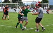 Im Jubel vereint: Rebstein-Trainer Daniele Polverino (Zweiter von rechts) umarmt seinen Stürmer Anton Lleshi. Rechts im Bild Pascal Roth, der Präsident des aufgestiegenen FC Rebstein. Hinten das Goalie-Duo Jannes Zünd (in Orange) und Dominik Roth. (Bild: Remo Zollinger)
