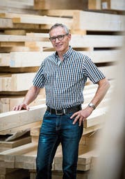 Zimmermeister Elmar Raschle in seinem Betrieb. (Bild: Reto Martin)