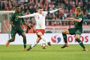 Polens Superstar Robert Lewandowski (Mitte) «beschützt» den Ball im Duell mit zwei nigerianischen Spielern. (Bild: Tomasz Folta/Getty (Breslau, 23. März 2018))
