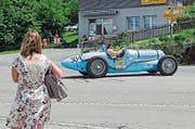 Auch mit Oldtimern kommt man schnell den Berg hoch. (Bild: Michael Hug)