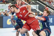 Der dreifache Torschütze Lucas Meister (in Rot) setzt sich gegen Norwegens Abwehr durch. (Bild: Daniela Frutiger/Freshfocus (Zug, 12. Juni 2018))