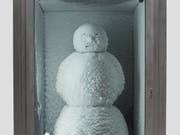Die Kunstgiesserei St.Gallen baute in den kupfernen Schneemann des Kènstlerduos Fischli/Weiss eine Befeuchtungsanlage und entwarf auch den Kühlschrank, damit dem Schneemann eine Schneeschicht wächst. (Bild:PD)
