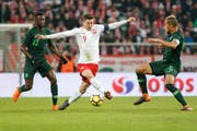 Polens Superstar Robert Lewandowski (Mitte) «beschützt» den Ball im Duell mit zwei nigerianischen Spielern. (Bild: Tomasz Folta/Getty (Breslau, 23. März 2018))