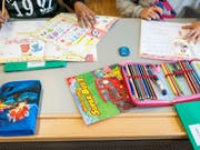 Soll in Graubünden weiterhin gelten: Ab der dritten Klasse wird eine Landessprache als erste Fremdsprache unterrichtet, ab der fünften lernen alle Englisch. (Bild: KEYSTONE/CHRISTIAN BEUTLER)
