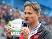 Alex Miescher zeigt den Fotografen seine Akkreditierung (Bild: KEYSTONE/LAURENT GILLIERON)