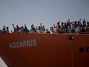 Ärzte ohne Grenzen fordert, dass die 629 Menschen auf der "Aquarius" im nächsten Hafen an Land gehen können. Die Organisation ist besorgt darüber, wie schwierig es geworden ist, Menschen aus Seenot zu retten. Gemäss Völkerrecht ist das jedoch Pflicht. (Bild vom Sonntag) (Bild: KEYSTONE/AP/EMILIO MORENATTI)