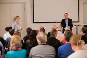 Diana Gutjahr, Nationalrätin und Vizepräsidentin des Gewerbeverbands, und Marcel Volkart, Leiter Amt für Berufsbildung und Berufsberatung, informieren über das niederschwellige Ausbildungsangebot des Kantons. (Bild: Donato Caspari)