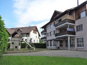 Das Mehrfamilienhaus, in dem die Kinderkrippe untergebracht wird, verfügt bereits über einen Aussenspielplatz. (Bild: PD)