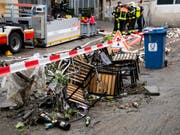 Am Tag danach sind die Feuerwehrleute in Lausanne mit Aufräumarbeiten beschäftigt: Das Unwetter hat zahlreiche Schäden in noch unbekannter Höhe verursacht. (Bild: Keystone/JEAN-CHRISTOPHE BOTT)