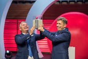 Die Gewinner des Prix SVC Zentralschweiz 2018; Verwaltungsratspräsident Christoph Meyer (rechts) und CEO Tobias Meyer von der Seven-Air Gebr. Meyer AG haben die Auszeichnung erhalten. (Bild: Dominik Wunderli, Luzern, 12. Juni 2018)