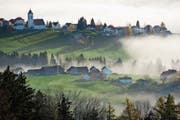 Die Nebel aus Querelen und Schuldzuweisungen sollen sich bald verziehen: Das Dorf Wald, von Rehetobel aus gesehen. (Bild: Urs Jaudas (Nov. 2011))