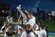 Nach dem Schlusspfiff gab’s beim FC Emmenbrücke kein Halten mehr: Die Spieler feierten ausgiebig ihren (Aufstiegs-)Trainer Jean-Daniel Gross. (Bild: Dominik Wunderli (Emmenbrücke, 12. Juni 2018))
