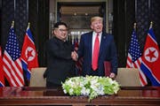 Historischer Handschlag: Nordkoreas Machthaber Kim Jong Un und US-Präsident Donald Trump. (Bild: Evan Vucci/AP (Singapur, 12. Juni 2018))