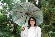 Steht mit dem Frauenfelder Rainmap-Schirm nicht im Regen: Jsabelle Wirth. (Bild: Christine Luley)