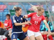 Lara Dickenmann (rechts) erzielte in ihrem 131. Länderspiel ihre Tore 51 und 52 im Trikot des SFV (Bild: KEYSTONE/EPA/TATYANA ZENKOVICH)