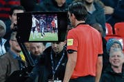 Schiedsrichter Deniz Aytekin nutzt im Freundschaftsspiel England – Italien den Videobeweis. (Bild: Ian Kington/Getty (London, 27. März 2018))
